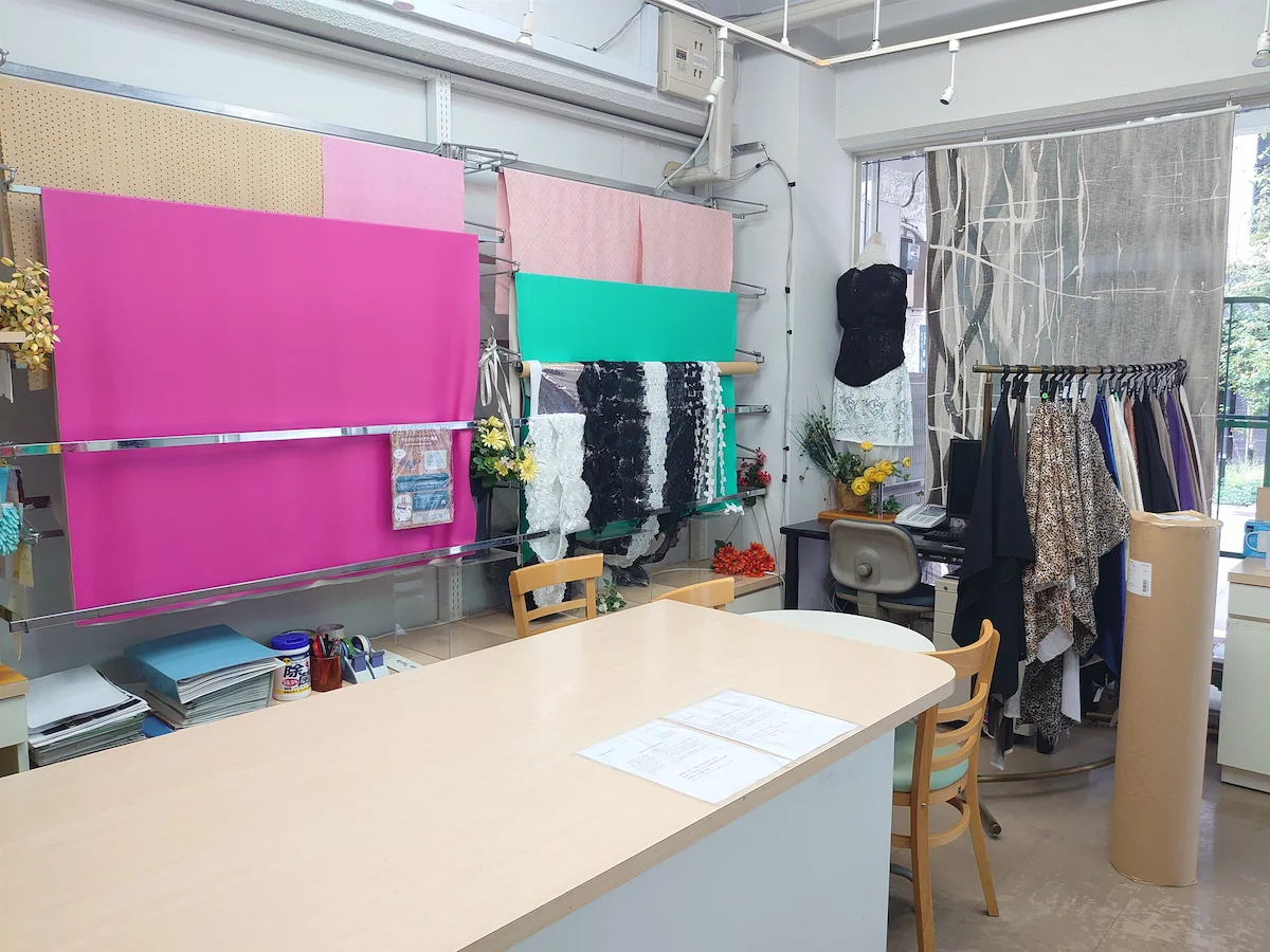 CHOKI CHOKIの店内と素材展示